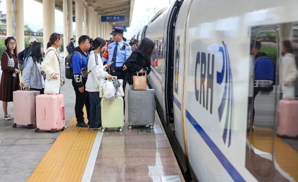 铁路迎来返程客流高峰，全国铁路预计今日发送旅客1450万人次